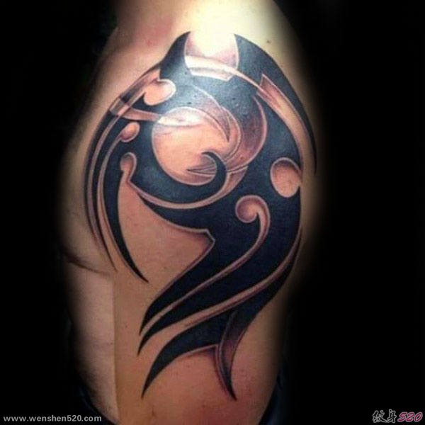 男性大臂膀上强健有力的黑色部落图腾纹身图案