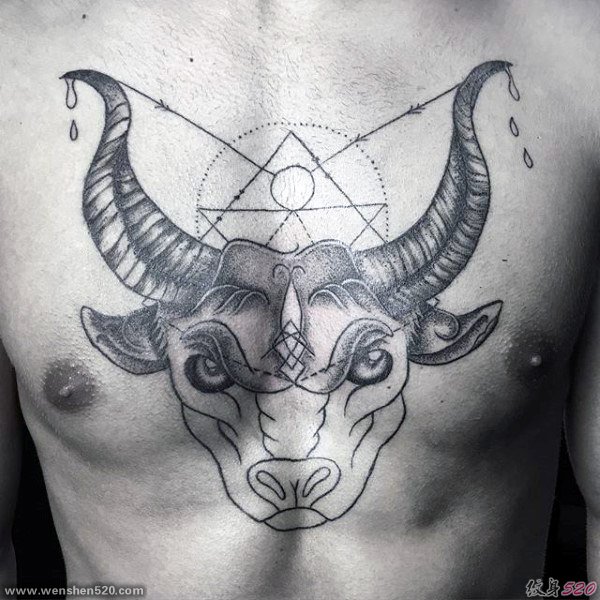 男性胸前霸气的大牛头纹身图案