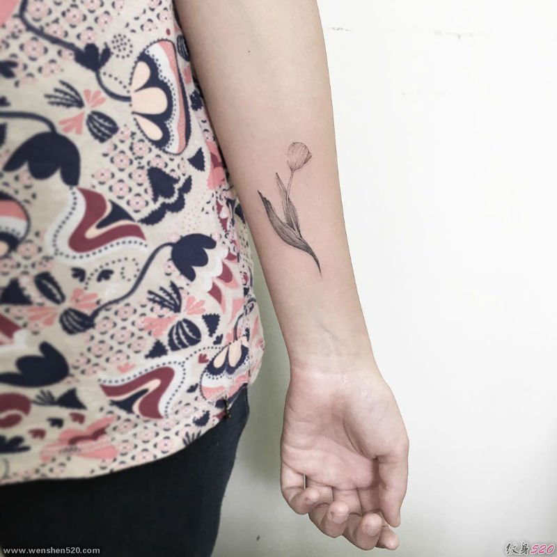 女孩代表着爱的宣言寓意的郁金香花纹身图案