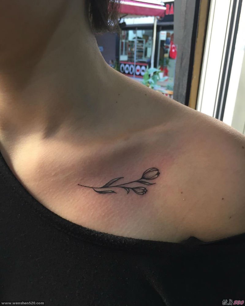 女孩代表着爱的宣言寓意的郁金香花纹身图案