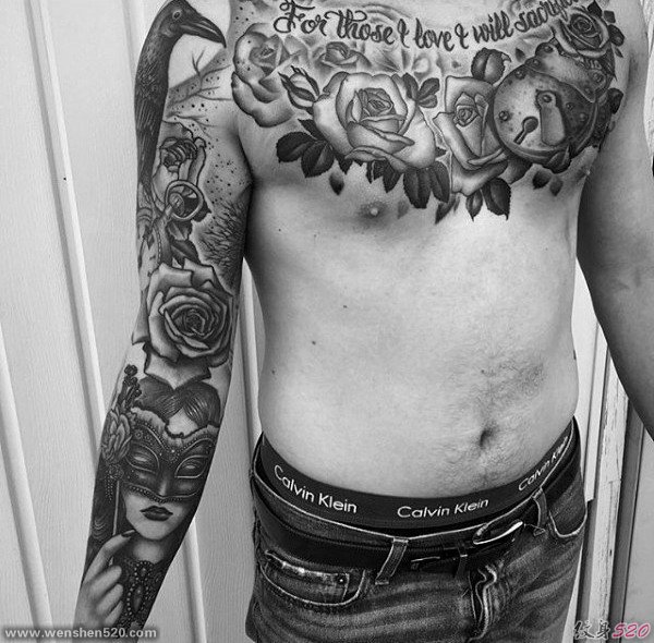 男人胸部上多式样的锁头纹身图案
