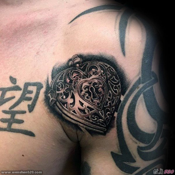 男人胸部上多式样的锁头纹身图案