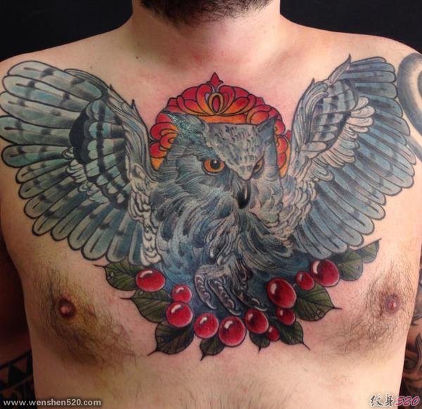 男性满胸帅气的猫头鹰纹身图案