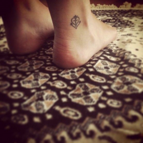女性脚踝上小清新纹身图案