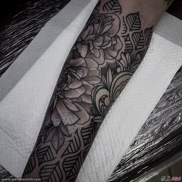 精致的黑色几何装饰风格手前臂纹身图案来自塔拉斯