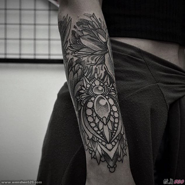 精致的黑色几何装饰风格手前臂纹身图案来自塔拉斯