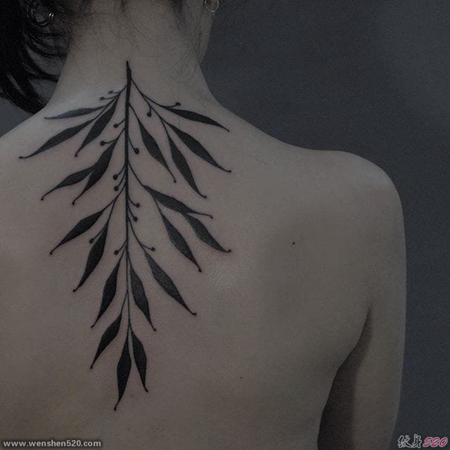 令人难以置信的黑色植物花纹身图案来自吉纳