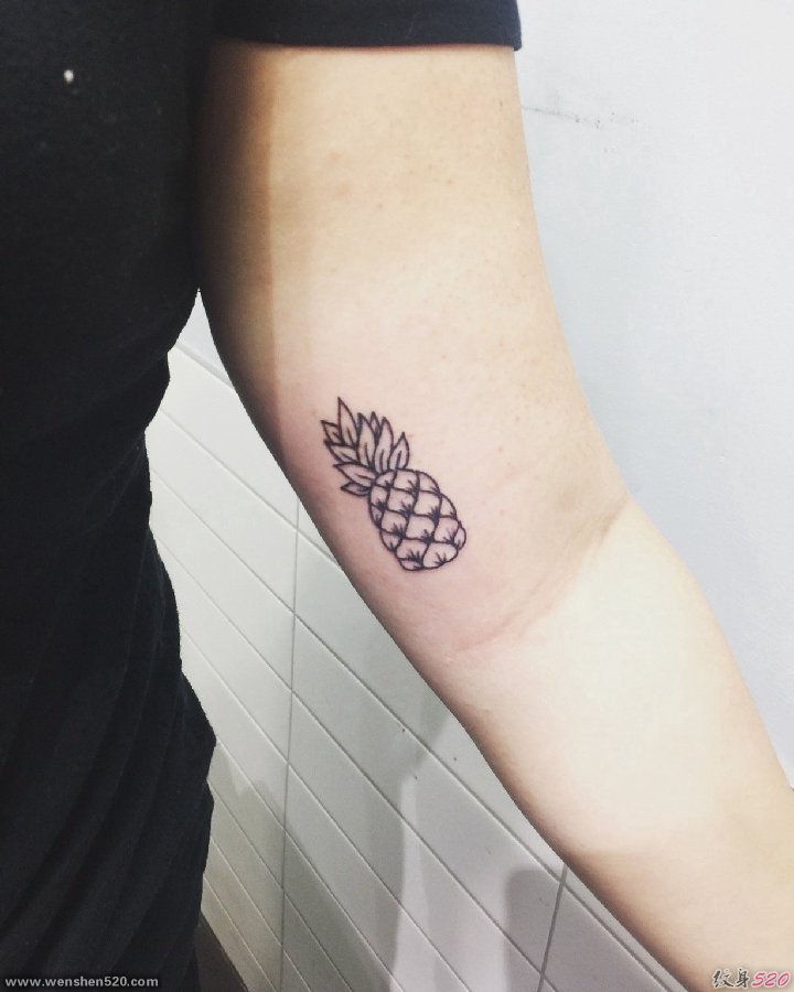 手大臂上简单的黑色小菠萝纹身图片