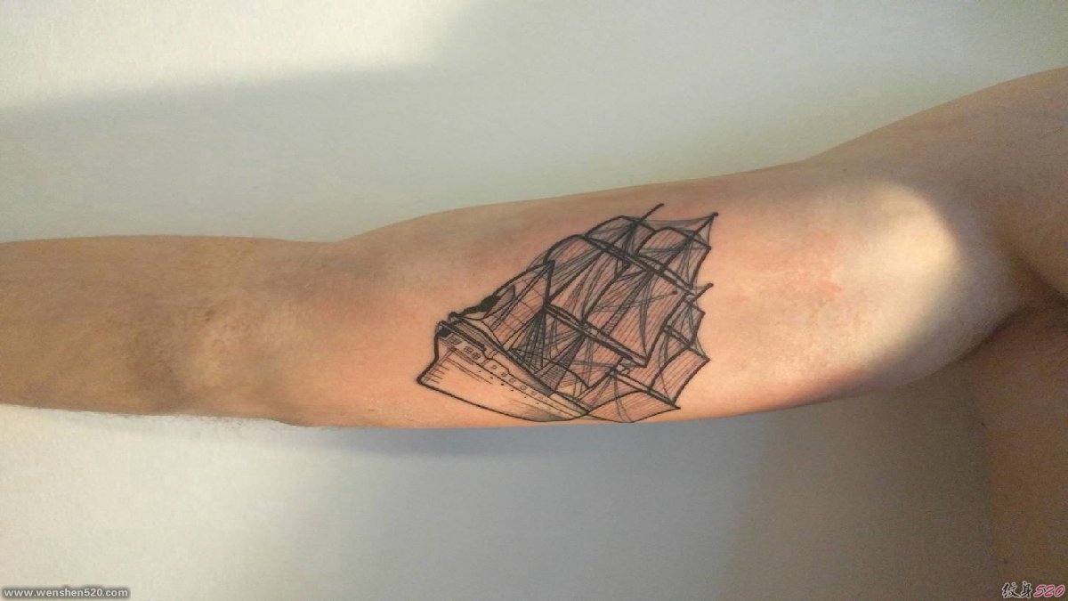 手大臂膀上漂亮的黑灰色帆船纹身图片