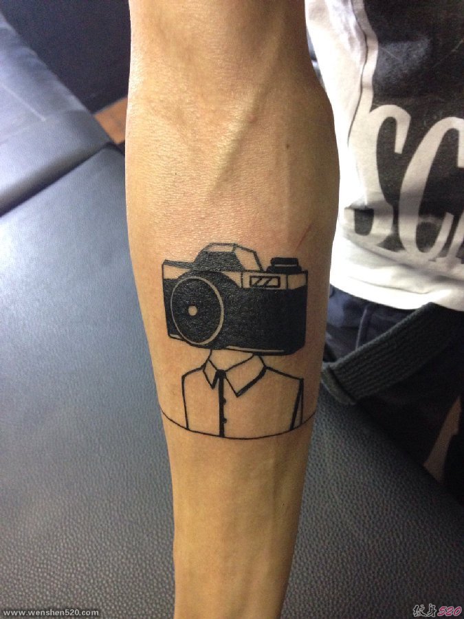 男性右手臂上黑色相机头和人身纹身图片