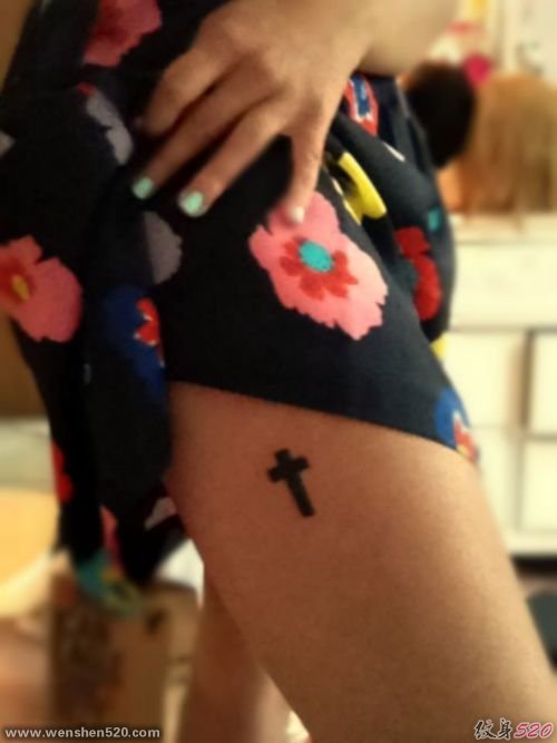 女生喜欢的小清新简约风格十字架纹身图案