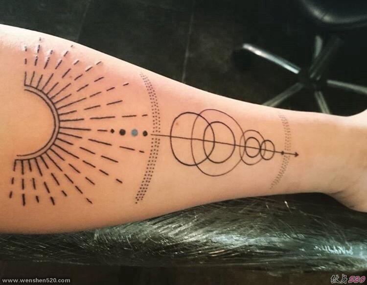 手前臂上个性的几何图形描绘的太阳系纹身图片