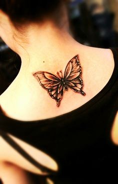 肩部超级漂亮的蝴蝶纹身