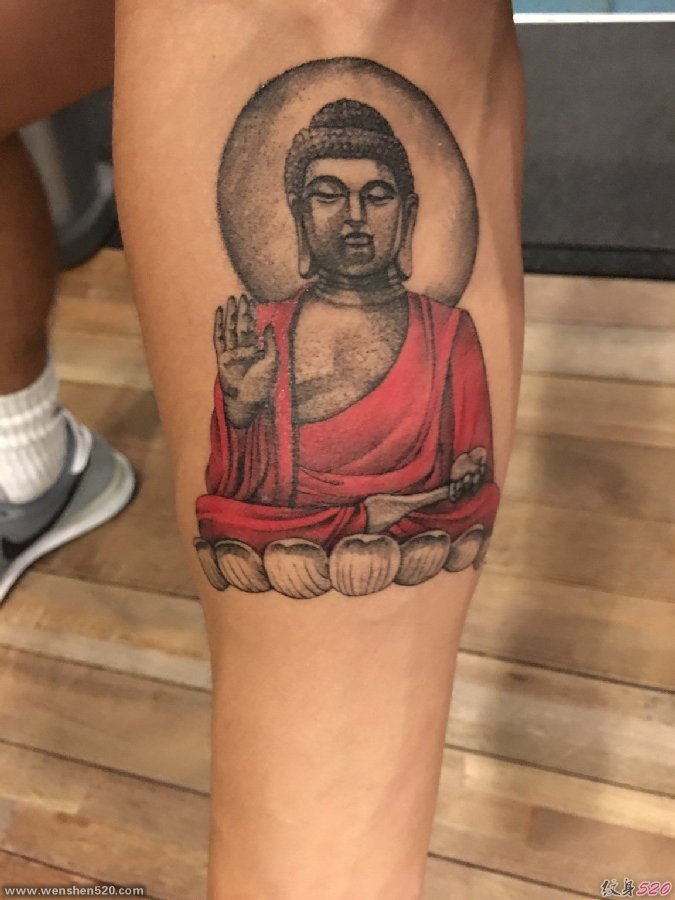 男子左小腿上的佛像纹身图片