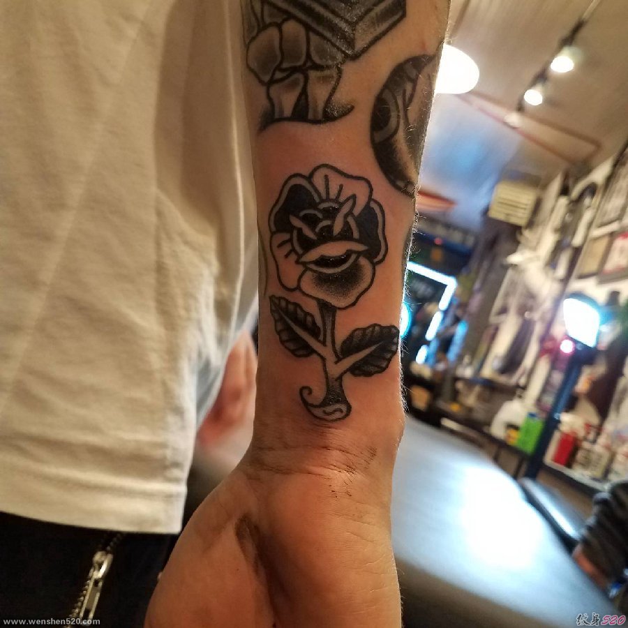 手腕旁的黑色玫瑰花纹身图片