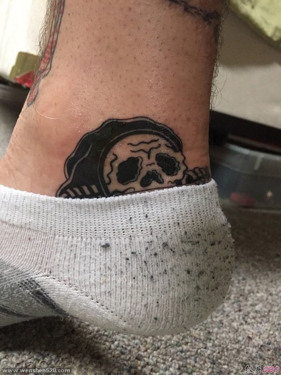 男性脚踝上躲藏在袜子里的死神纹身图片来自于凯拉