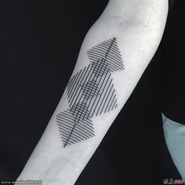 神圣的黑色几何花纹身图案来自于纹身师盖娜