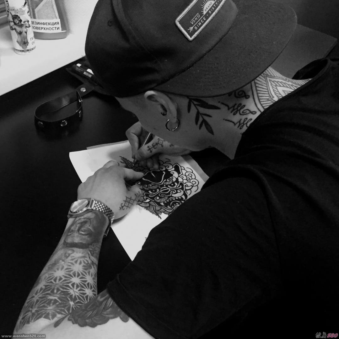 神圣的黑色几何花纹身图案来自于纹身师盖娜