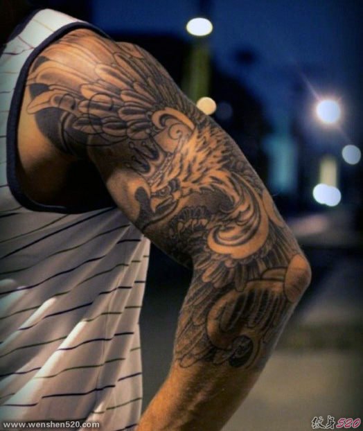 男性手臂上帅气的半袖纹身图案