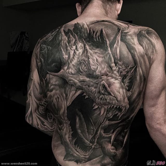 巨大的黑灰色满胸纹身图案大全来自纹身师格雷格