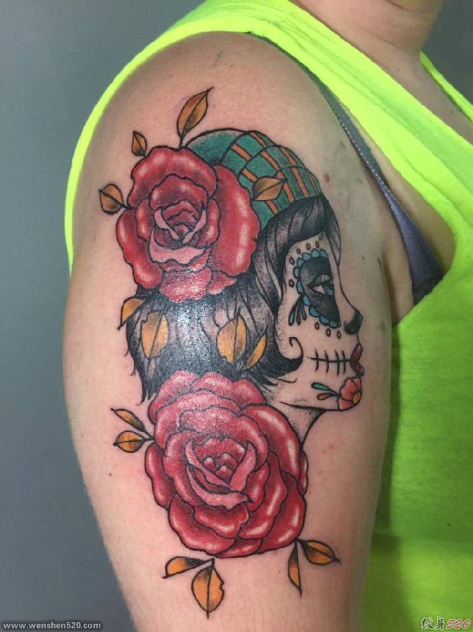 女性右手大臂膀上漂亮的花朵和僵尸女人纹身图片