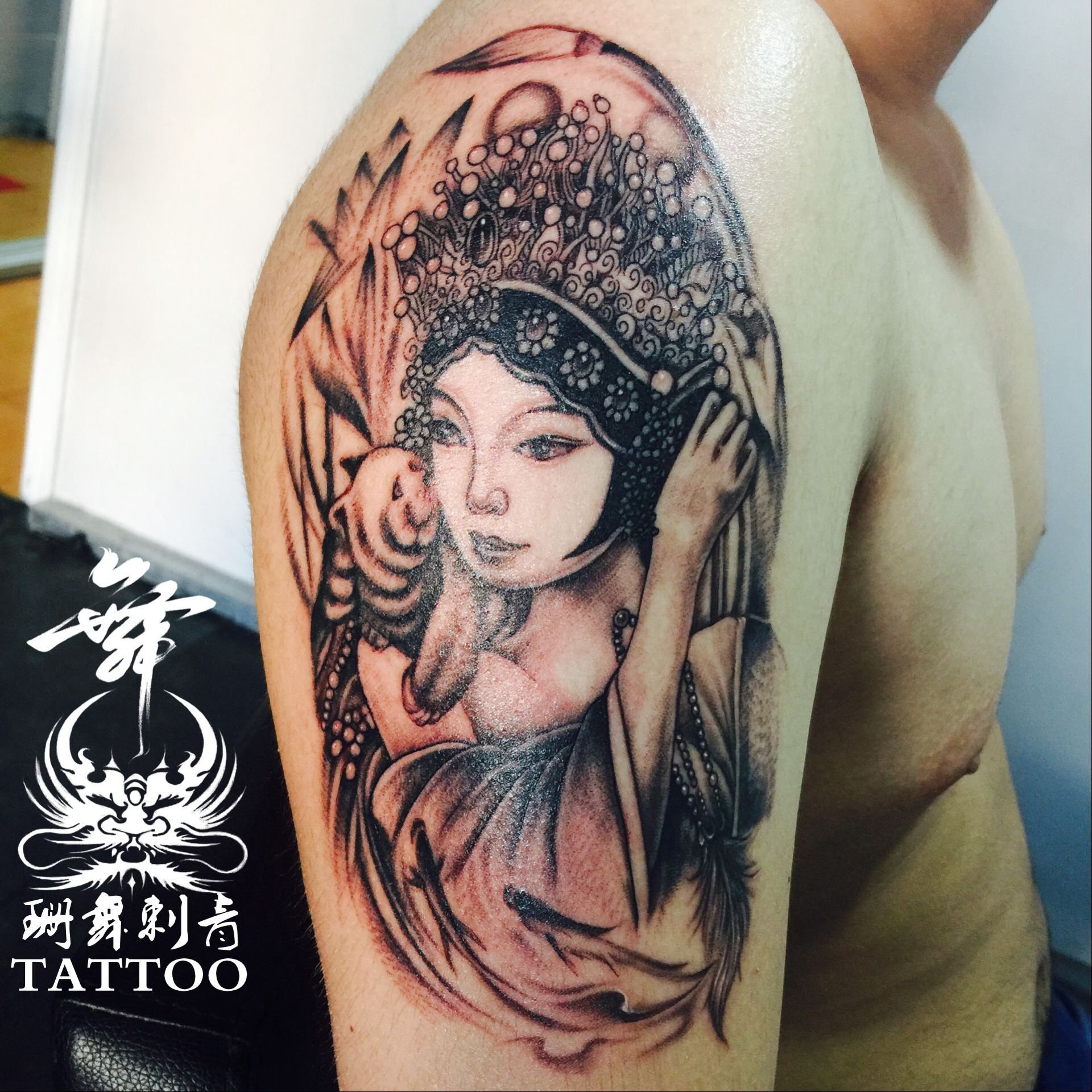 黑灰，女性纹身，花旦，大臂纹身
