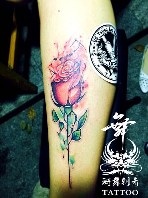 女性纹身，玫瑰花小腿纹身，