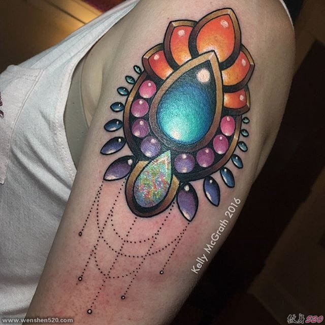 彩色的光芒四射的宝石水晶纹身图案来自凯利