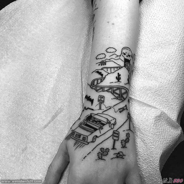 手臂上黑色的线条纹身猫和外星人纹身图案