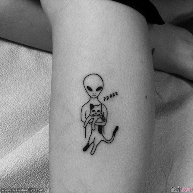 手臂上黑色的线条纹身猫和外星人纹身图案