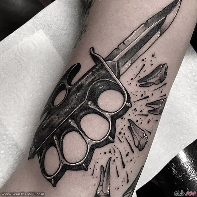 黑暗的人体艺术纹身图案来自于纹身师尼尔