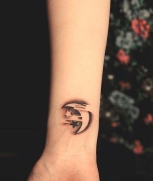 女性手臂月亮星星漂亮可爱刺青