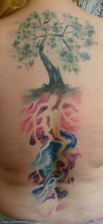 女性后背上漂亮的树纹身水彩纹身图片