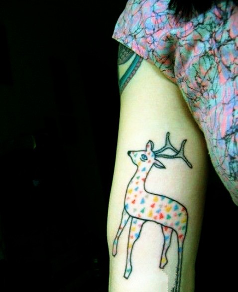 女性手臂彩色卡通小鹿可爱刺青