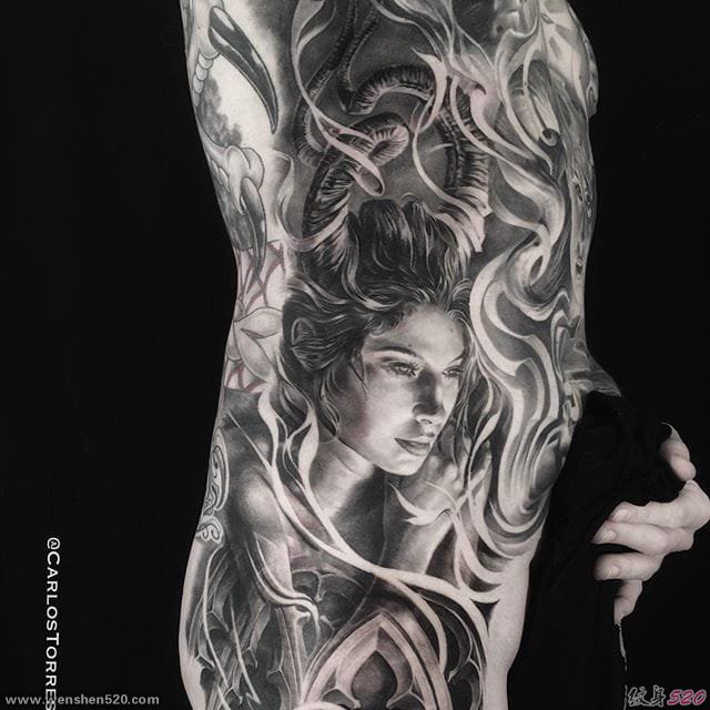 黑灰色大规模的现实主义纹身神话人物纹身图案