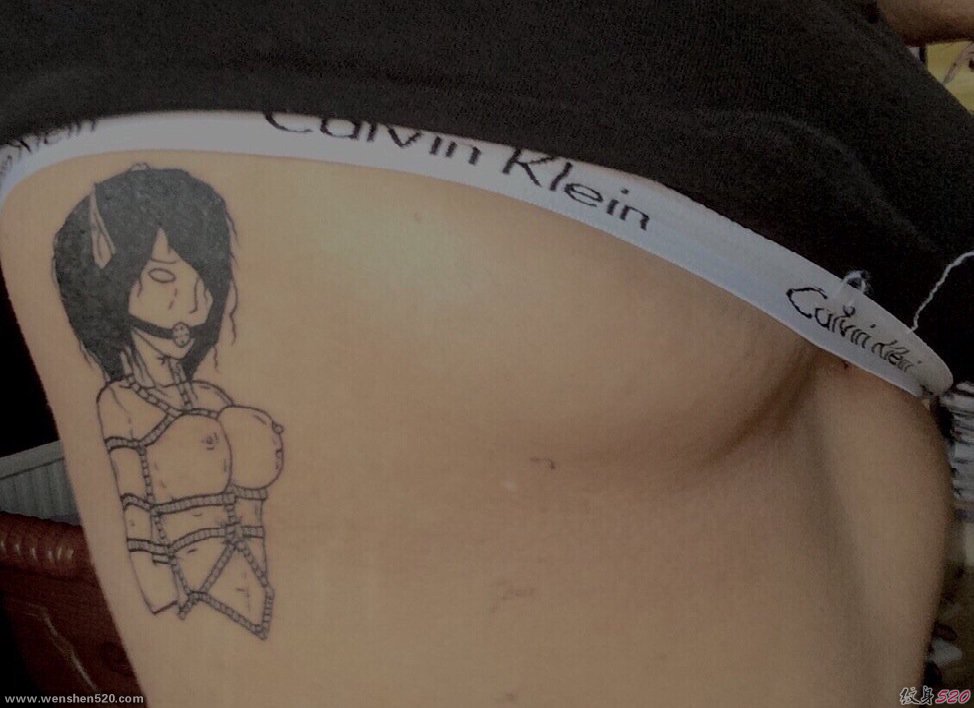 女性侧肋上的捆绑裸体女子纹身图片