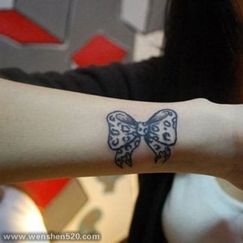 女孩手腕上的清新小纹身图案欣赏