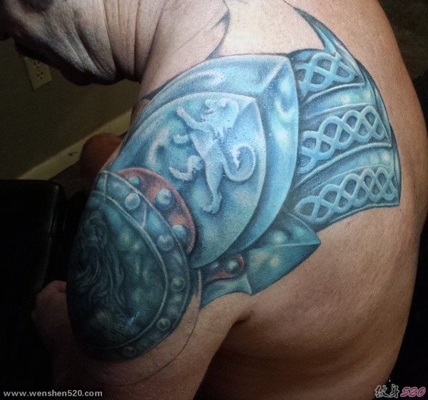 男性肩膀半甲风格霸气的盔甲纹身图案