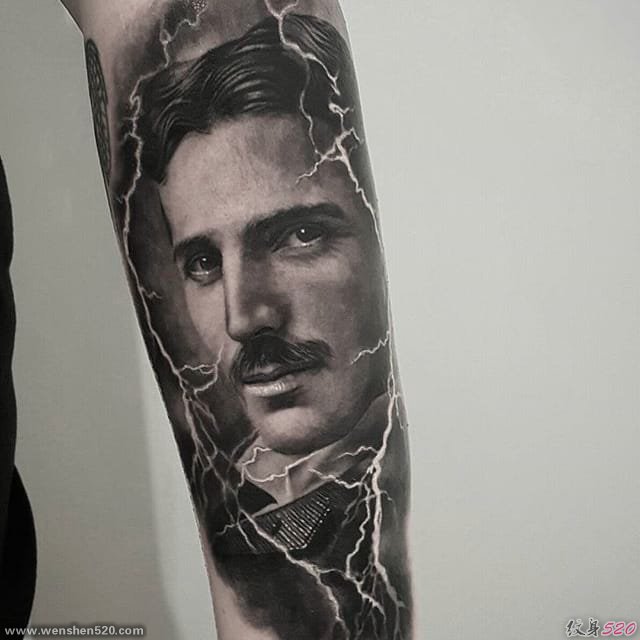 黑灰色现实主义花臂纹身半臂人物肖像纹身图案
