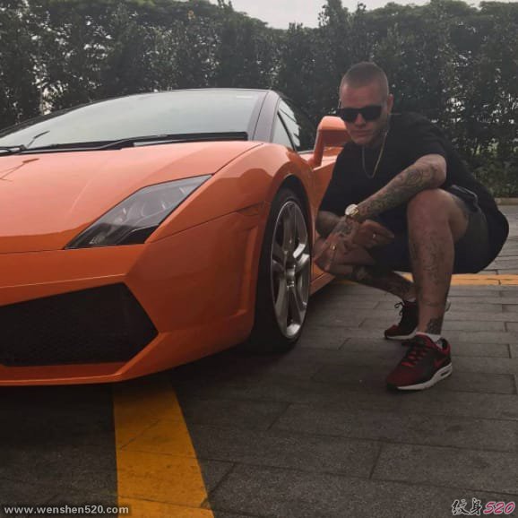 黑灰色现实主义花臂纹身半臂人物肖像纹身图案