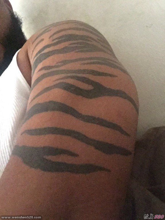 霸气的老虎纹身男人手臂上黑色条纹纹身图片
