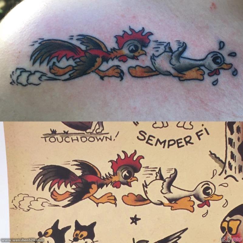 男性右肩膀上可爱的彩色公鸡追鸭子纹身图片
