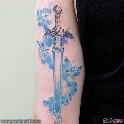 漂亮的蓝色蝴蝶缠绕着的手臂剑纹身图片