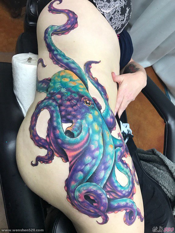 女子侧臀部上漂亮的全彩色大章鱼纹身图片