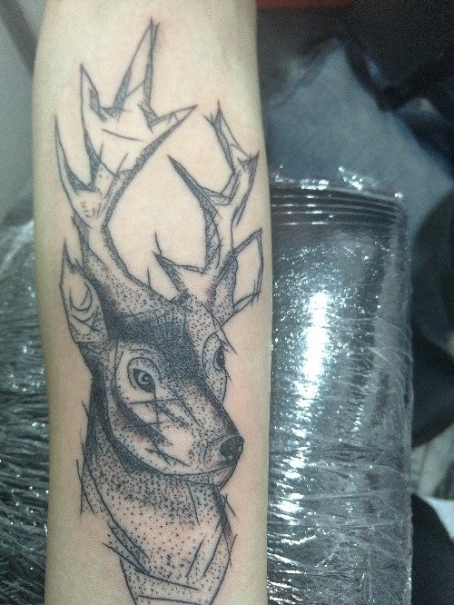手臂上的鹿头点刺纹身图片