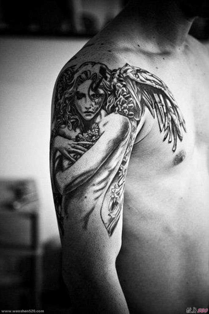 手大臂膀上超帅气的天使纹身图案
