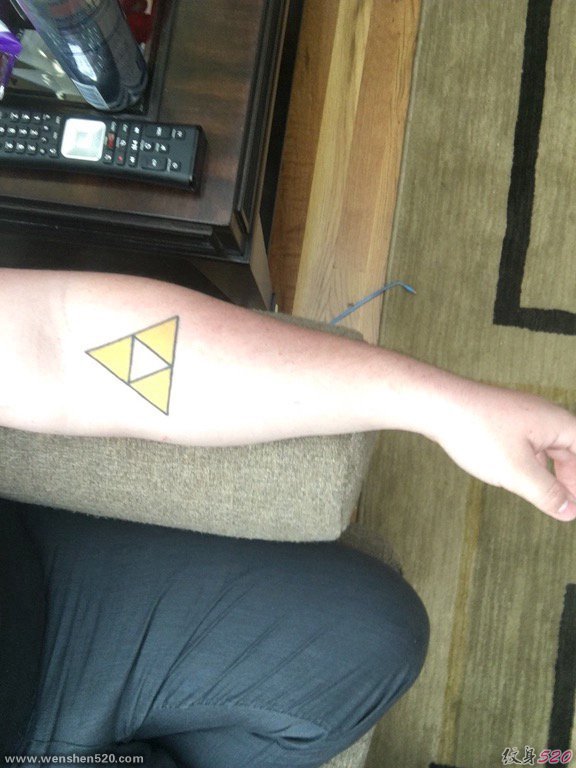 手前臂上简单的几何三角形纹身图片