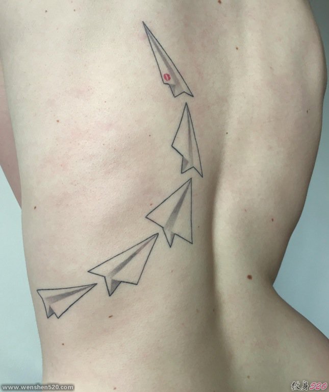 女孩侧背上的多个折纸飞机纹身图片