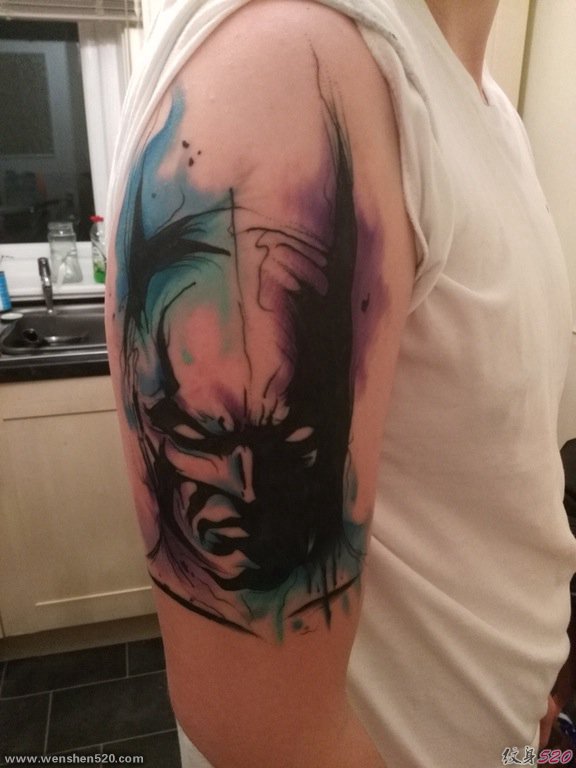 男子右手大臂膀上帅气的水彩蝙蝠侠肖像纹身图片