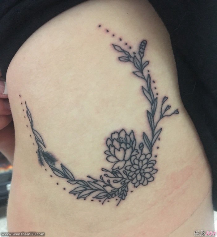 女性侧肋上漂亮的弯月形状藤蔓小花纹身图片